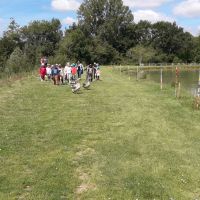 Les élèves finalisent leur oeuvre de Land’art avec les techniciens du SMIVAL, sous l’oeil attentif de Laurence LÉGÉ, Directrice l’école de Saint-Ybars et Dominique FAJEAU, artiste plasticien