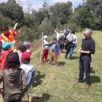 Les élèves finalisent leur oeuvre de Land’art avec les techniciens du SMIVAL, sous l’oeil attentif de Laurence LÉGÉ, Directrice l’école de Saint-Ybars et Dominique FAJEAU, artiste plasticien