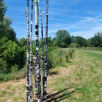 Les élèves finalisent leur oeuvre de Land’art avec les techniciens du SMIVAL, sous l’oeil attentif de Laurence LÉGÉ, Directrice l’école de Saint-Ybars et Dominique FAJEAU, artiste plasticien