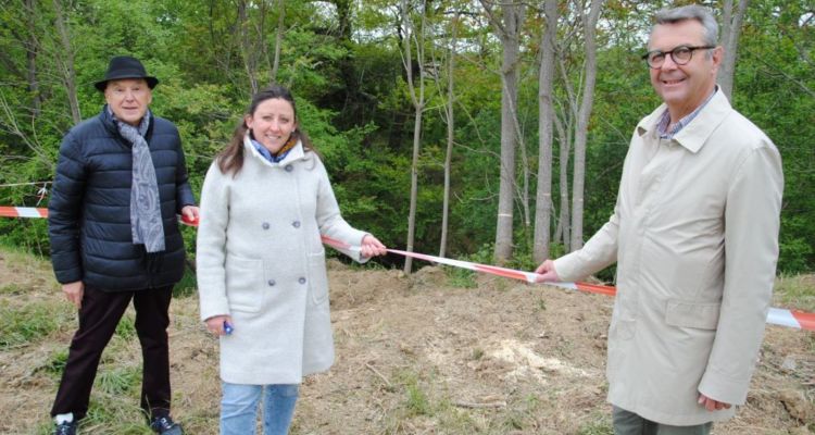 Jean-Jacques MARTINEZ, Président du SMIVAL, Fanny CAMPAGNE-ARMAING, Maire-adjointe, et Olivier CARTE, Maire, ont visité le site après la première intervention d’écorçage de l’ailante