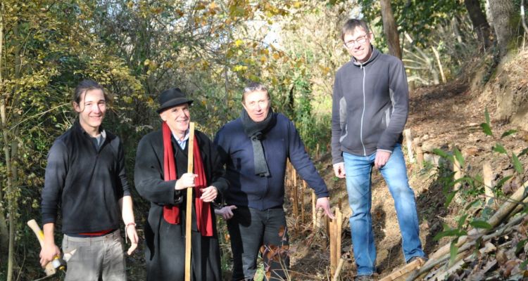 Sur le ruisseau d'Argente, tous constatent le bon déroulement du chantier de fascinage