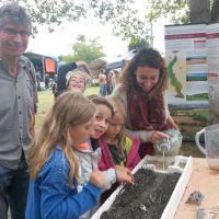 Serge DESCADEILLAS (à g.) encadrant les enfants autour de l'atelier proposé par le SMIVAL