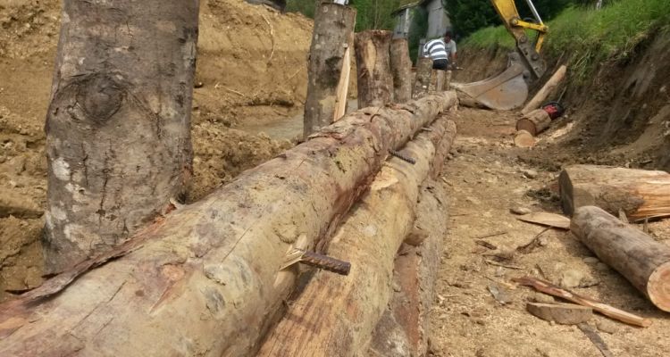 Le Président du SMIVAL, Jean-Jacques MARTINEZ (4° g.), les élus d’Artigat entourés des techniciens ont participé à la visite de chantier le 19 avril
