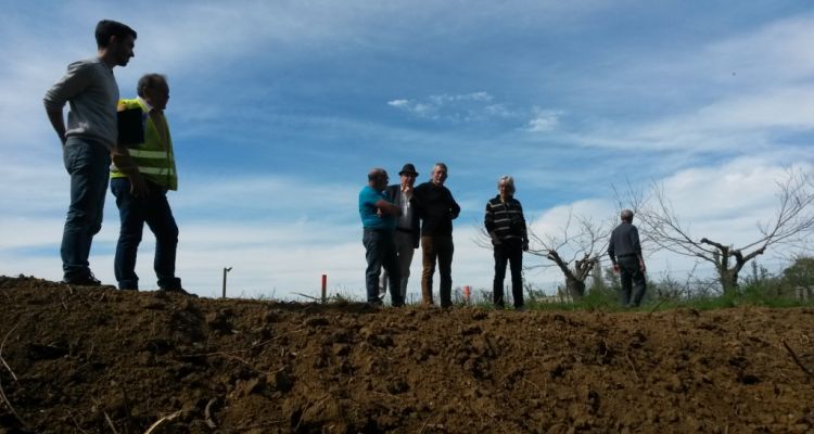 Le Président du SMIVAL, Jean-Jacques MARTINEZ (4° g.), les élus d’Artigat entourés des techniciens ont participé à la visite de chantier le 19 avril