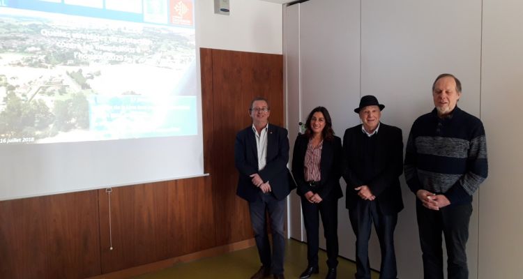 Les élus du SMIVAL Jean-Jacques MARTINEZ, Président, et Pierre VIEL, Vice-président (à d.), présentent les stratégies de prévention des inondations aux élus régionaux  Eric CADORÉ, Président de la Commission Eau et prévention des risques (à g.), et Nadia BAKIRI.