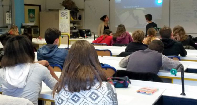 Les collégiens découvrent les rivières du bassin versant de la Lèze avec la technicienne du SMIVAL
