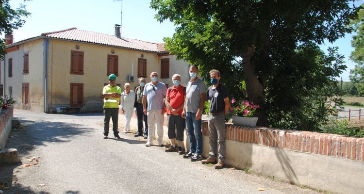 Sur le pont traversant le Latou à Villeneuve du Latou, Jean-Claude GIRAUD, Vice-Président du SMIVAL (3ème à droite), fait le point sur le déroulement des travaux avec l’entreprise SATF 