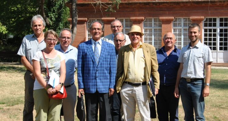 Jean-Pierre GILLERY, Sous-préfet de Pamiers (4° à g.), Jean-Jacques MARTINEZ, Président du SMIVAL (7° à g.),  et leurs services préparent les plantations de haies