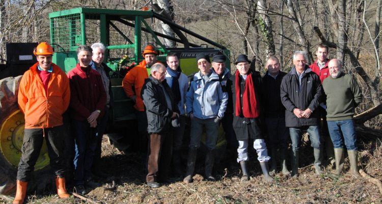 Tous en bottes au bord de la Lèze, les élus et techniciens du SMIVAL, les agents d'ONEMA et de la Fédération de pêche de l'Ariège ont assisté au démarrage des travaux sur le Latou réalisés par l'entreprise SOFOPA.