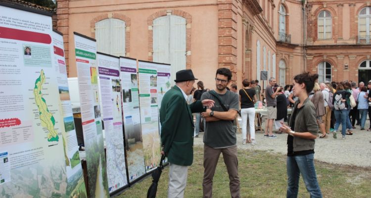 Jean-Jacques MARTINEZ, Président du SMIVAL devant le stand du syndicat de la Lèze  dans la cour du château Bertier à Pinsaguel