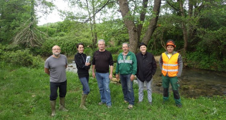 Jean-Jacques MARTINEZ (5ème de la g.) visite le chantier d’entretien de la Lèze à Montégut Plantaurel,  avec les élus Jean-François BOULENGER, Christian ROUZAUD et Hervé FRANQUINE, la technicienne du SMIVAL Alexandra NGUYEN et Lahcen EL IDRISSI de l'entreprise SOFOPA