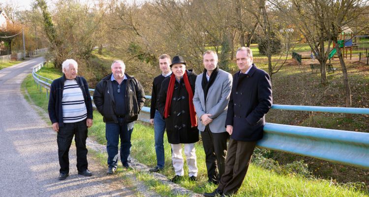 Le Président et les membres du bureau du SMIVAL à la rencontre du Député A. FAURÉ devant la Lèze au pont du Fossat En partant de la gauche : Paul FRANQUINE (membre du Bureau du SMIVAL, maire de Sainte Suzanne), Philippe JALOUX (Vice Président du SMIVAL, maire de Villeneuve du Latou), Thomas BREINIG (Directeur du SMIVAL), Jean-Jacques MARTINEZ (Président du SMIVAL, Adjoint au Maire de Labarthe sur Lèze), Laurent PANIFOUS (Vice Président du SMIVAL, Maire de Le Fossat) et Alain FAURÉ (Député de l'Ariège). Photo © M. BUC