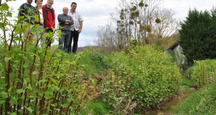 Le Président du SMIVAL, Jean-Jacques MARTINEZ, et le Maire d'Artigat, François VANDERSTRAETEN (2e et 3e gauche) font le point sur les travaux à réaliser